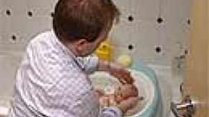UK plans longer paid paternity leave