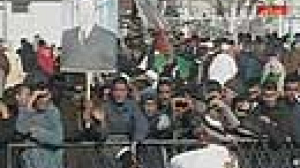 Thousands welcome Algerian leader home