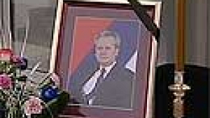 Pas de funérailles nationales mais des sympathisans en pleurs pour Milosevic