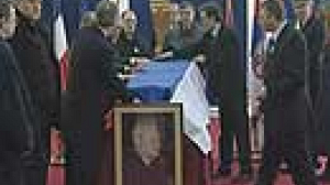 Milosevic loyalists file past his coffin