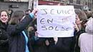 Youths keep up pressure over French jobs law