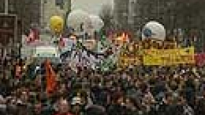 French protest at new jobs law