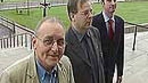 Irlande du Nord : le choc après  le meurtre de Denis Donaldson, ex-agent double