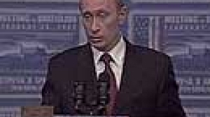 Vladimir Poutine montre les muscles