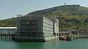 Mettre les détenus dans des prisons flottantes, une idée qui passe très mal en Angleterre.