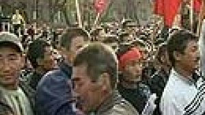 Au Kirghizstan, les manifestants réclament le départ du président Bakiyev.