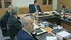 Le gouvernement maintient son agenda malgré la crise