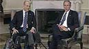 Bush accepte de revoir sa politique en Irak mais refuse un retrait rapide des troupes américaines