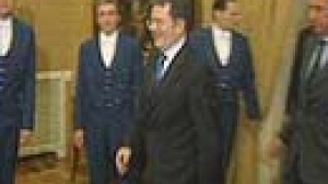 Le président du Conseil Romano Prodi démissionne après avoir perdu un vote au Sénat sur sa politique étrangère