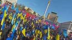 Rival protestors rally for Ukraine’s duelling leaders