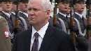 Robert Gates poursuit son opération séduction en Pologne