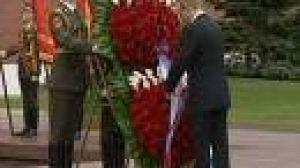 Putin pays hommage to Unknown Soldier