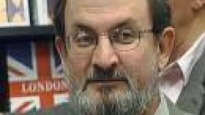 Elizabeth II s’attire les foudres du Pakistan après avoir anobli Salman Rushdie
