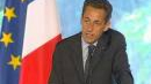 Les cent jours de Nicolas Sarkozy : la popularité du président français en baisse
