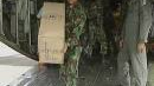 L’aide humanitaire commence à peine à arriver en Indonésie où la terre continue à trembler
