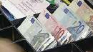 Euro reaches fresh record highs