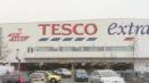 Tesco surprend les analystes