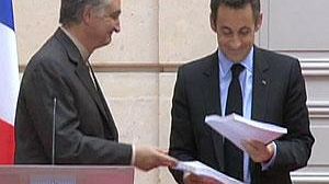 Jacques Attali remet son rapport sur la croissance