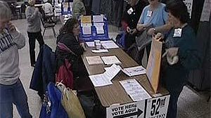 “Super Tuesday” voting begins in tight US election
