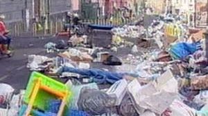 Rubbish tips Neapolitans over the edge