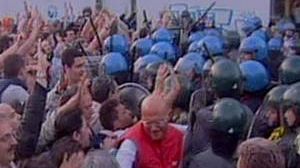 Police and protesters clash in Naples over rubbish
