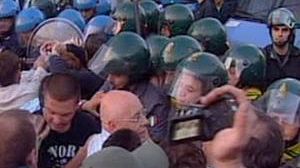 Police and protesters battle over rubbish in Naples