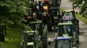Camionisti, taxisti e agricoltori paralizzano Bruxelles. Protesta contro il caro carburante