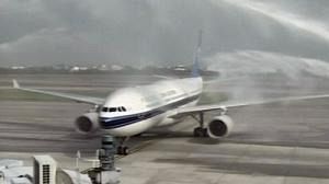 Flights begin between China & Taiwan