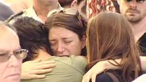 Des milliers d’Israéliens accompagnent les deux soldats “enlevés” à leur dernière demeure