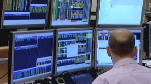 Airlines and banks pull down European shares