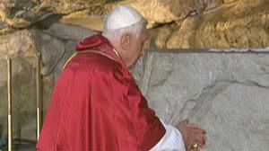 Benoît XVI est arrivé à Lourdes