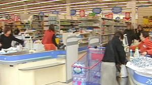 Des industriels essaient de cacher les hausses des prix alimentaires selon un magazine français