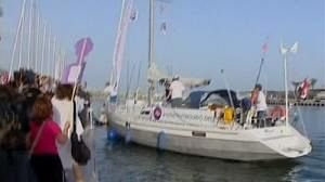 El “barco del aborto” es recibido con aplausos y abucheos en el puerto de Valencia