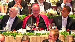 Obama et McCain rivalisent de blagues lors d’un dîner de charité