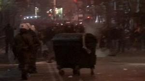 Estallan violentos disturbios en Grecia después de que policías mataran a tiros a un adolescente de quince años