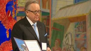 Ahtisaari picks up his Nobel Peace Prize