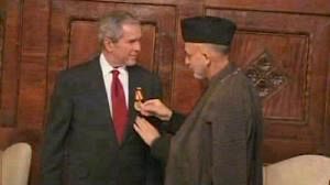 George Bush promet la continuité en Afghanistan