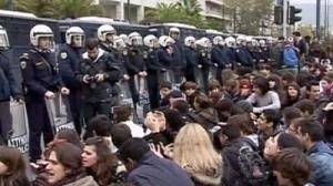 Les jeunes manifestent de nouveau en Grèce