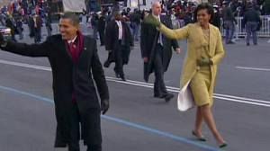 Barack Obama faisant quelques pas sur Pennsylvania Avenue