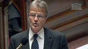 “Le monde selon K” : Bernard Kouchner rejette toute accusation de conflit d’intérêt