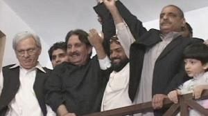 Dans un geste d’apaisement, le Pakistan rétablit le juge Chaudhry