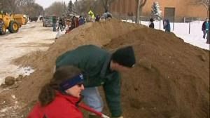 Thousands flee rising waters in US Midwest