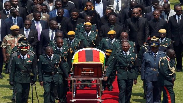 Hommage à l'ex-président Robert Mugabe lundi dans son village natal