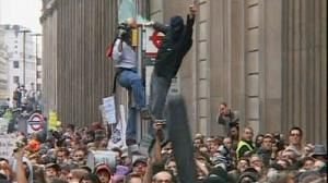 Un muerto en las manifestaciones anti-sistema de Londres