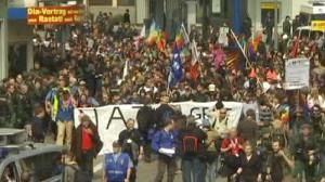Des clowns anti-OTAN face aux forces de police…