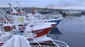 Fishermen end port blockade