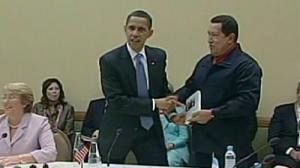 Hugo Chávez regala un libro a Barack Obama en la V Cumbre de las Américas