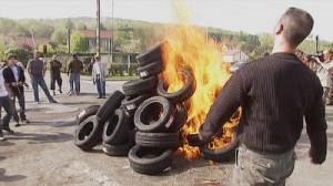 Continental, gli operai francesi saccheggiano la prefettura