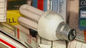 Une poche de resistance contre les ampoules nouvelle génération en Angleterre