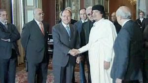 Kadhafi se frotte à la démocratie italienne